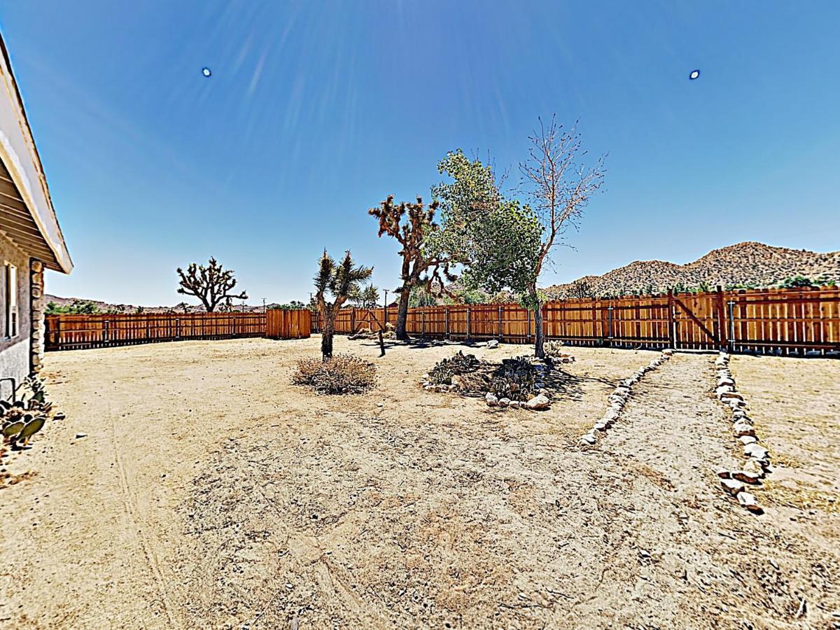 Rawhide Ranch - Walk To Pappy And Harriet'S With Hot Tub! Home Yucca Valley Exteriér fotografie