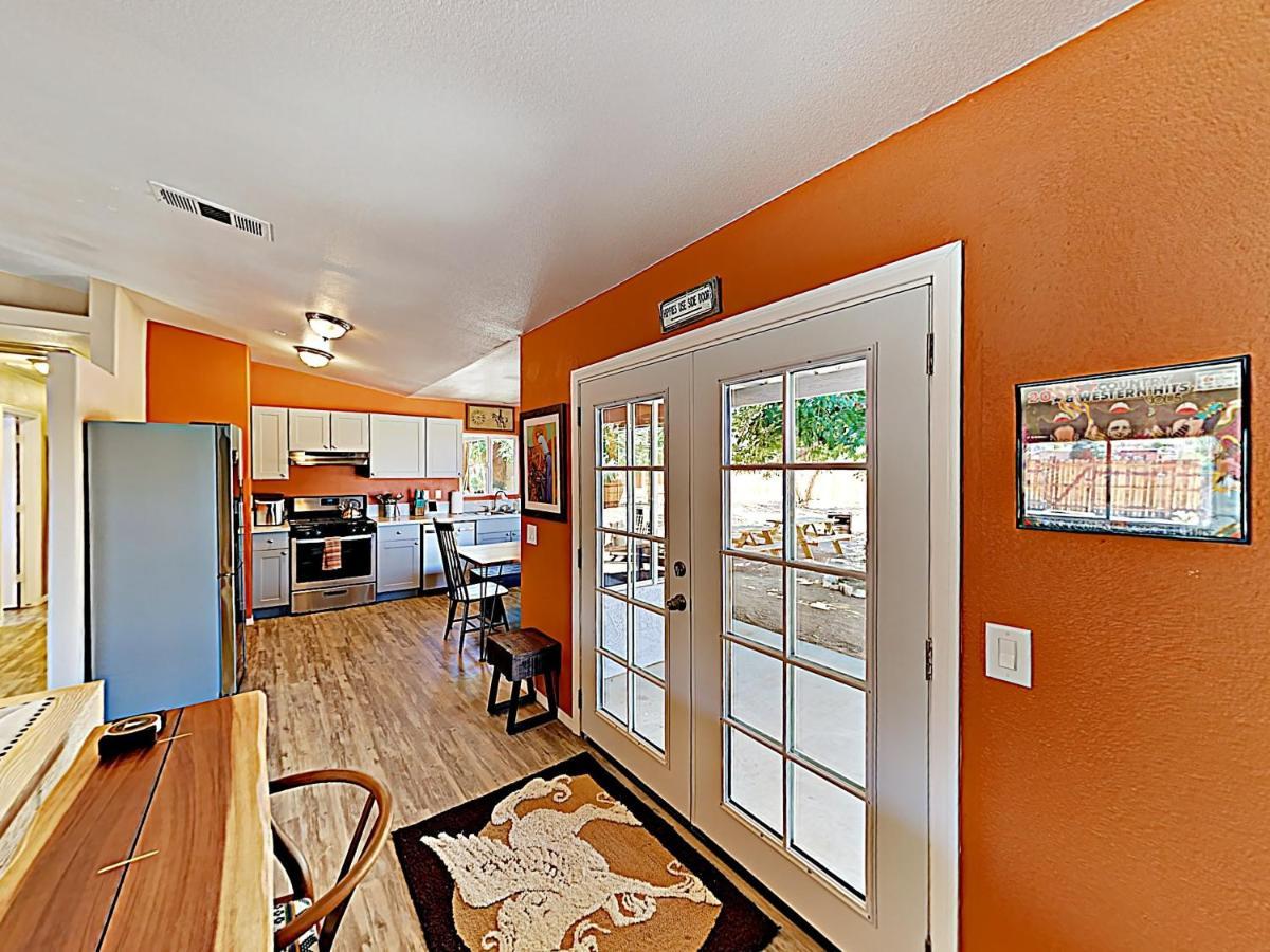 Rawhide Ranch - Walk To Pappy And Harriet'S With Hot Tub! Home Yucca Valley Exteriér fotografie